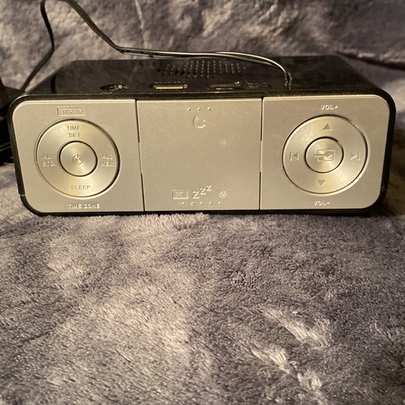 Emerson Smartset Radio Alarm Clock 1.4" Blue LED Digital Display USB Charging... - Picture 3 of 7